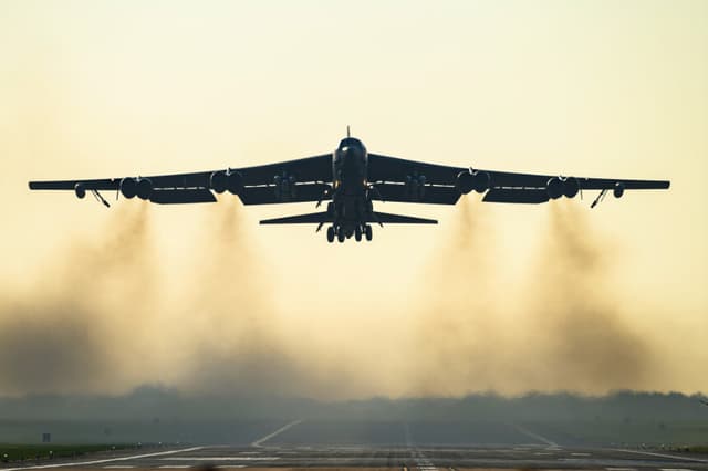 FAIRFORD, INGLATERRA - 19 DE MARZO: Un bombardero estratégico B-52 Stratofortress de la Fuerza Aérea de los Estados Unidos despega de la base de la RAF Fairford el 19 de marzo de 2026 en Fairford, Inglaterra. Desde que el primer ministro británico, Keir Starmer, se retractó de su negativa inicial a permitir que Estados Unidos utilizara bases británicas para lanzar ataques defensivos contra instalaciones de misiles iraníes, se han avistado diversos aviones militares estadounidenses, incluidos bombarderos B-52 y B-1, en la base de la RAF Fairford, en Gloucestershire. (Foto de Leon Neal/Getty Images).