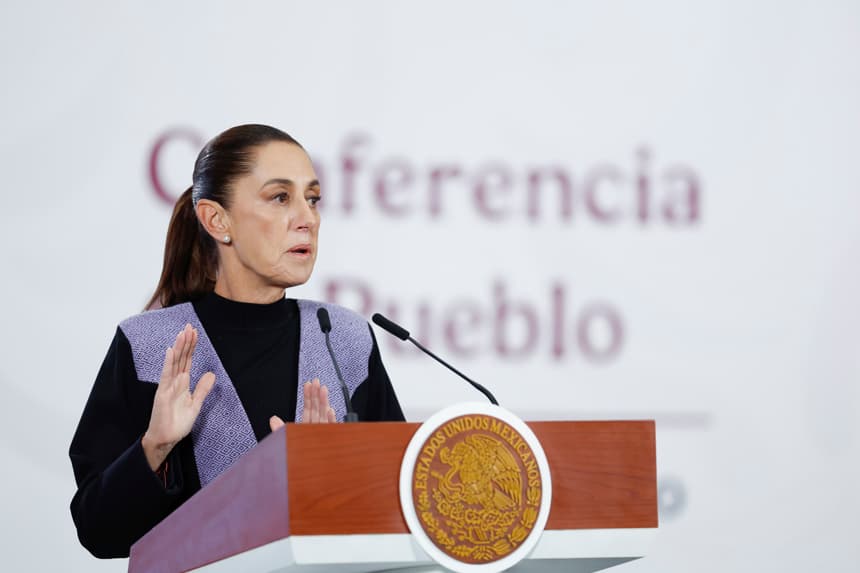 La presidenta de México, Claudia Sheinbaum, habla durante una rueda de prensa este jueves, en el Palacio Nacional de la Ciudad de México (EFE/ Sáshenka Gutiérrez)