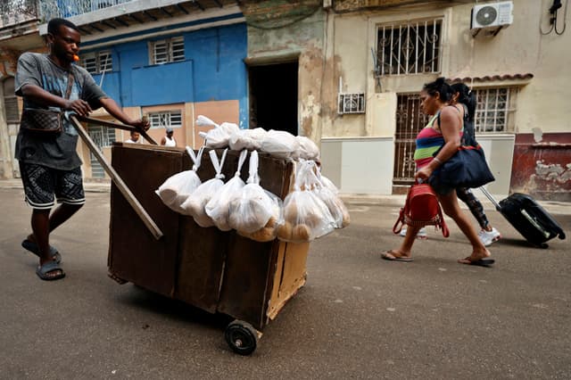 Una persona vende alimentos durante un apagón en La Habana, Cuba, el 17 de marzo de 2026. (EFE/ Ernesto Mastrascusa)