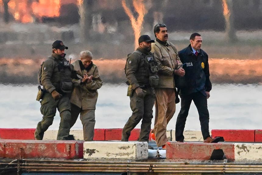 Nicolás Maduro y su esposa, Cilia Flores (Izq.), son escoltados por agentes federales tras aterrizar en un helipuerto de Manhattan, mientras se dirigen a un vehículo blindado en ruta hacia un tribunal federal en la ciudad de Nueva York ,el 5 de enero de 2026. Imagen de archivo. (EFE/EPA/Stringer)