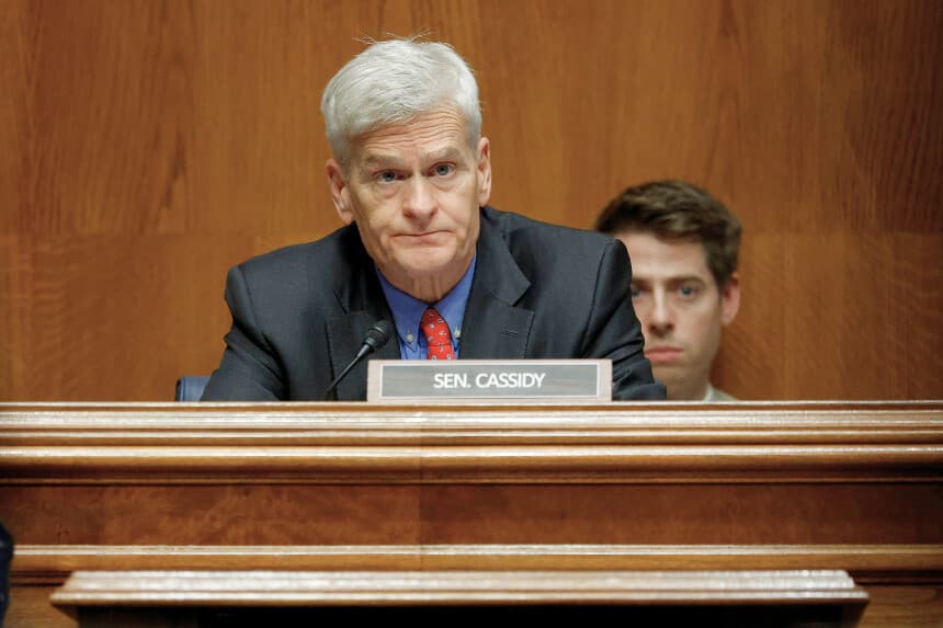 WASHINGTON, D.C. - 17 DE SEPTIEMBRE: El senador Bill Cassidy (R-LA) preside una audiencia de la Comisión del Senado de Salud, Educación, Trabajo y Pensiones en el Edificio Dirksen del Senado, el 17 de septiembre de 2025, en Washington, D.C. La comisión está recabando el testimonio de empleados despedidos de los CDC y analizando las repercusiones en la salud infantil. (Foto de Kevin Dietsch/Getty Images).