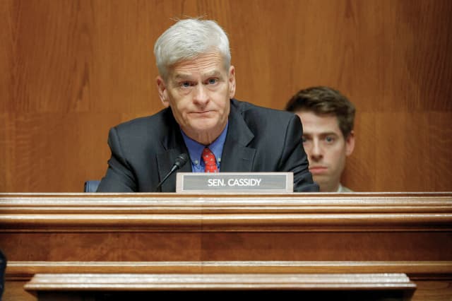 WASHINGTON, D.C. - 17 DE SEPTIEMBRE: El senador Bill Cassidy (R-LA) preside una audiencia de la Comisión del Senado de Salud, Educación, Trabajo y Pensiones en el Edificio Dirksen del Senado, el 17 de septiembre de 2025, en Washington, D.C. La comisión está recabando el testimonio de empleados despedidos de los CDC y analizando las repercusiones en la salud infantil. (Foto de Kevin Dietsch/Getty Images).
