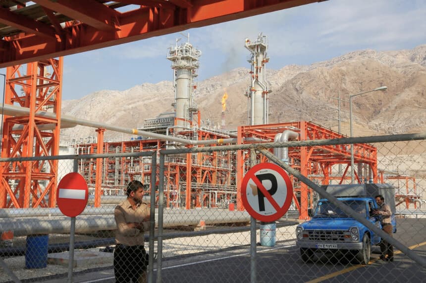 Vista general de las instalaciones de la fase 17-18 del yacimiento de gas de South Pars, situadas en la ciudad portuaria de Assaluyeh, al sur de Irán, a orillas del Golfo, el 19 de noviembre de 2015. (Atta Kenare/AFP vía Getty Images).