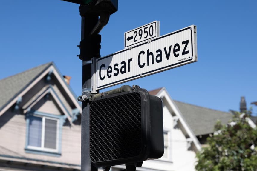 Un letrero se exhibe en la calle Cesar Chavez en San Francisco, el 18 de marzo de 2026. (Benjamin Fanjoy/Getty Images)