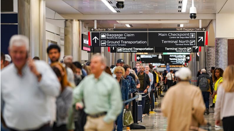 Trump firmará una orden para pagar a los agentes de la TSA
