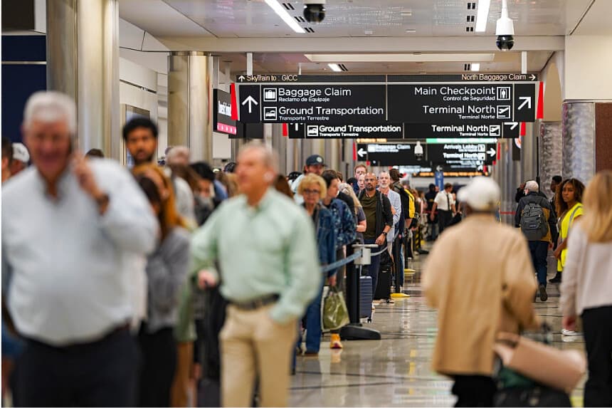 Viajeros hacen largas filas a primera hora de la mañana en el Aeropuerto Internacional Hartsfield-Jackson de Atlanta, el 26 de marzo de 2026. (Megan Varner/Getty Images).
