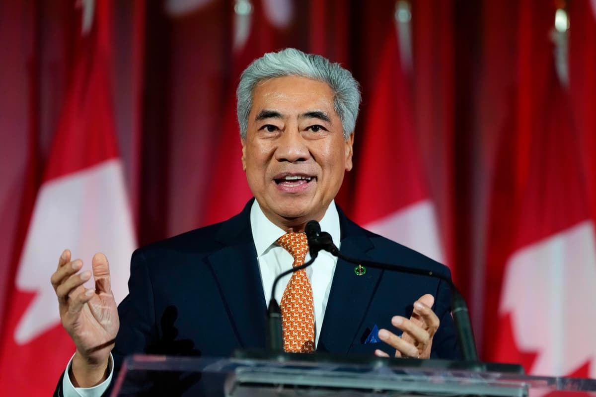 Michael Ma, diputado por Markham-Unionville, pronuncia unas breves palabras en la fiesta navideña del grupo parlamentario liberal en Ottawa, el 11 de diciembre de 2025. (The Canadian Press/Justin Tang).