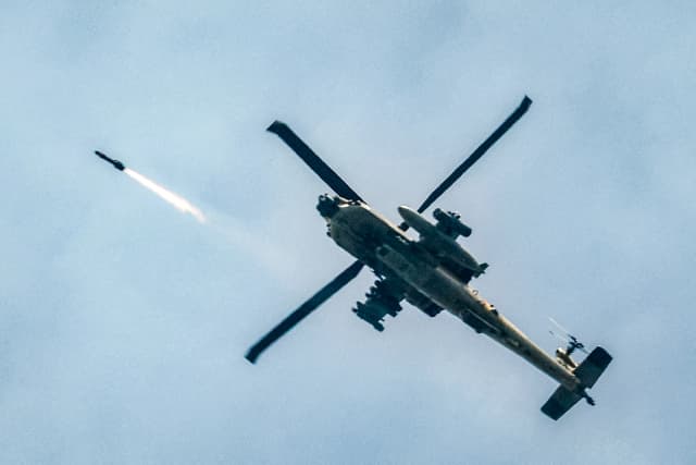 Un helicóptero de ataque AH-64 Apache de la Fuerza Aérea Israelí dispara cohetes a lo largo de la frontera entre Israel y el Líbano el 18 de marzo de 2026. (Jalaa Marey/AFP vía Getty Images)