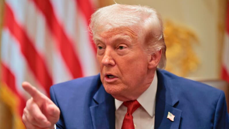Trump firma orden que prohíbe a contratistas federales participar en prácticas de diversidad e inclusión