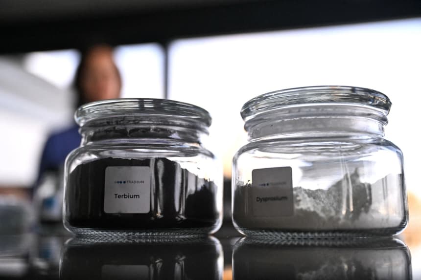 En la imagen se observa un frasco de vidrio que contiene el metal de tierras raras terbio (izq.) dentro del almacén de Tradium, una empresa especializada en el comercio de tierras raras, en Fráncfort del Meno, Alemania, el 4 de noviembre de 2025. (Kirill Kudryavtsev/AFP vía Getty Images)