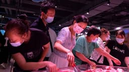 Costos del pienso se disparan por guerra en Irán y caída de precios de cerdo afecta a porcicultores chinos