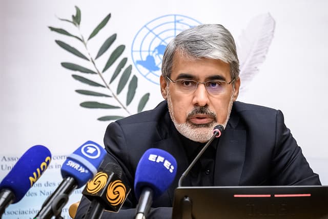 El embajador de Irán ante las Naciones Unidas en Ginebra, Ali Bahreini, ofrece una conferencia de prensa sobre la guerra en Oriente Medio en las oficinas de la ONU en Ginebra el 3 de marzo de 2026. (Fabrice COFFRINI / AFP vía Getty Images)