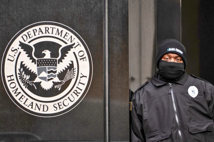 Johnson presenta proyecto de financiamiento del DHS por 60 días en vez de la medida aprobada por el Senado