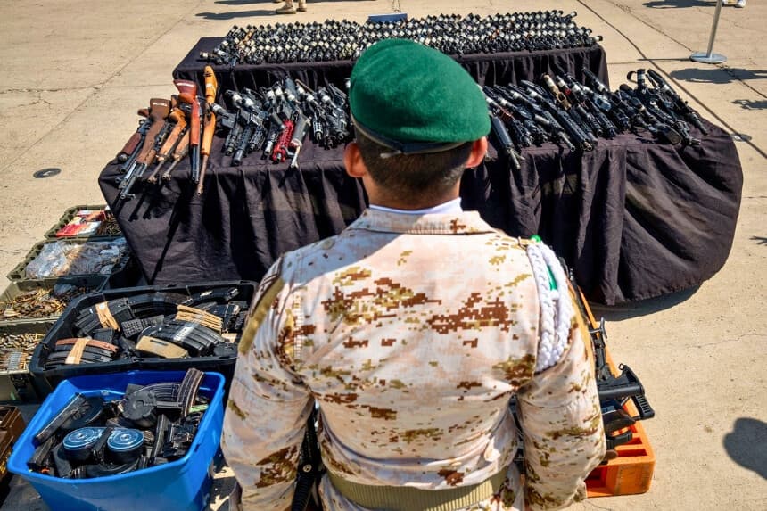 Un soldado posa ante una exposición de armas incautadas por el Ejército, la Guardia Nacional y la Policía Estatal de México, a la espera de su destrucción, en el cuartel general de la 2.ª Zona Militar en Tijuana, México, el 8 de agosto de 2024. (Guillermo Arias/AFP vía Getty Images).