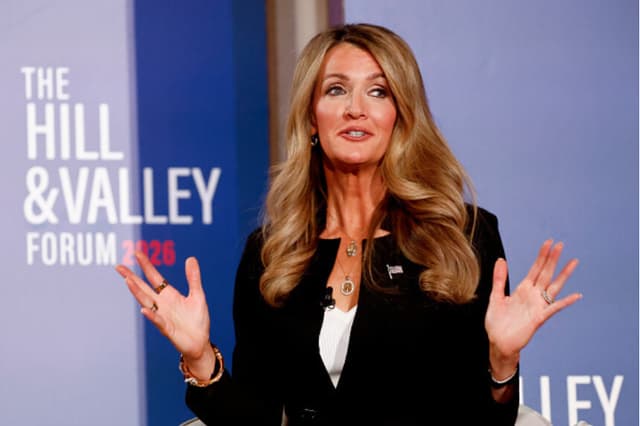 La administradora de la Agencia Federal para el Desarrollo de la Pequeña Empresa de EE. UU., Kelly Loeffler, habla durante una entrevista para el programa "American Thought Leaders" de EpochTV en su oficina de Washington el 7 de enero de 2026. (Madalina Kilroy/The Epoch Times).