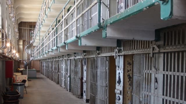 DOJ investiga políticas sobre personas transgénero en prisiones de California y Maine