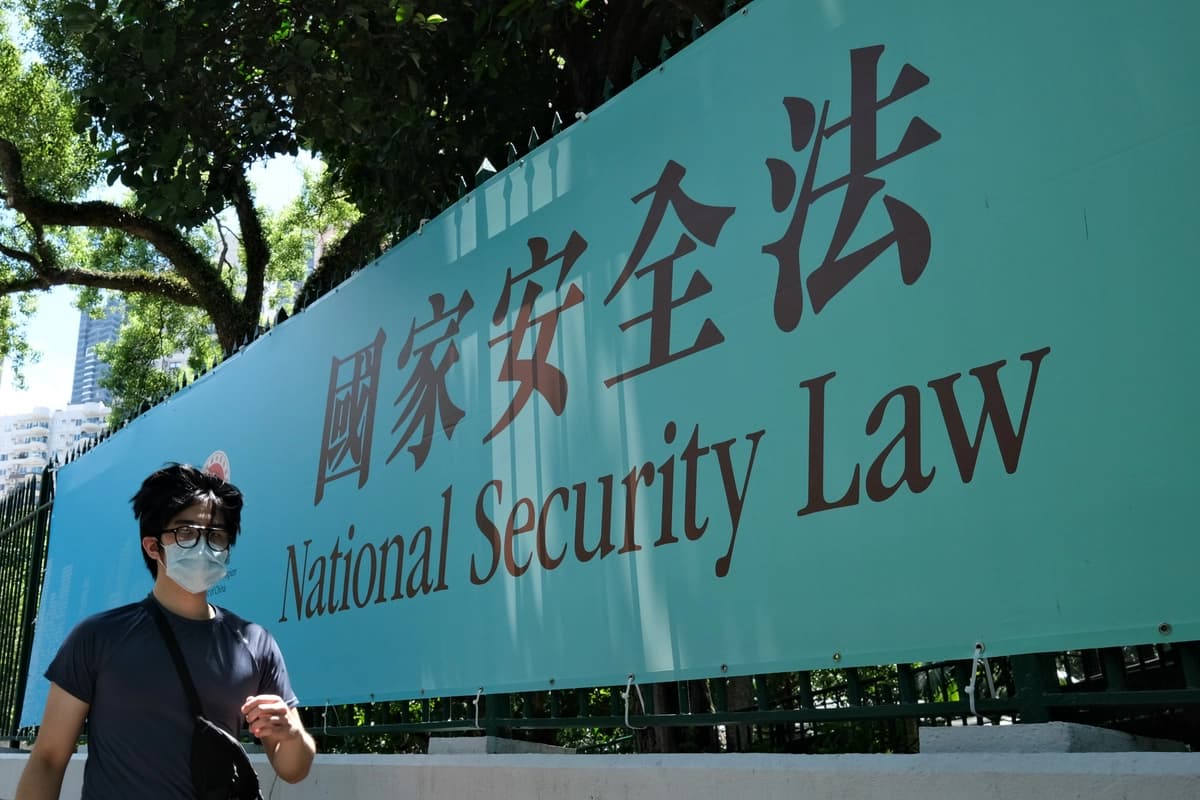 Un hombre pasa junto a un cartel oficial sobre la Ley de Seguridad Nacional en Hong Kong el 15 de julio de 2020. (Anthony Wallace/AFP vía Getty Images)