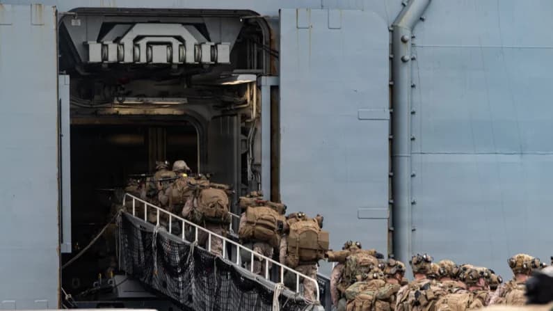 El USS Tripoli llega a Oriente Medio con más de 3500 soldados