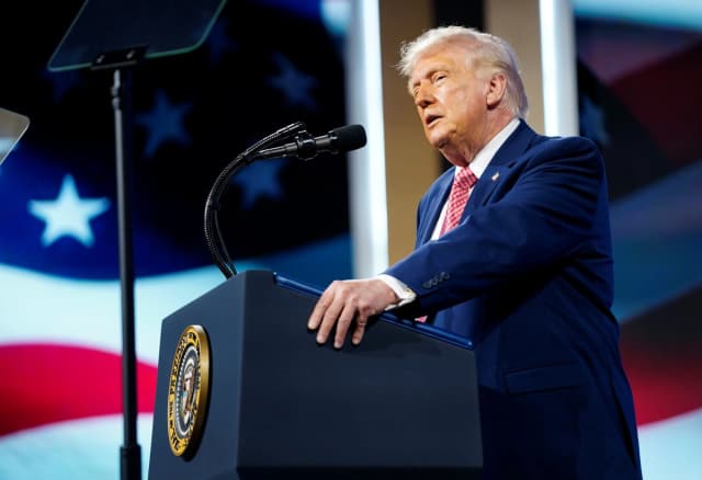 El presidente Donald Trump pronuncia un discurso en la Cumbre FII PRIORITY en el Hotel Faena en Miami Beach, Florida, el 27 de marzo de 2026. (Nathan Howard/Getty Images).