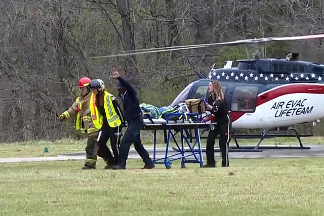 Imágenes de un video que muestran a los servicios de emergencia en el lugar del fatal accidente de un autobús escolar en el condado de Carroll, Tennessee, el 27 de marzo de 2026. (WBBJ-TV vía AP)