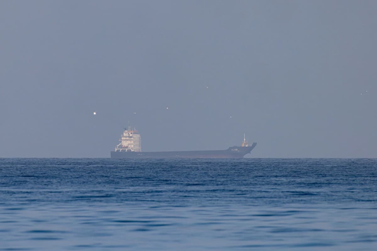 Irán autorizará el paso de 20 buques más por el estrecho de Ormuz, según Pakistán