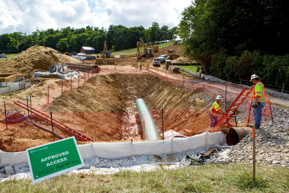 Equipos de construcción trabajan en un túnel por el que pasará el gasoducto Mountain Valley en el condado de Roanoke, Virginia, el 22 de junio de 2018. (Heather Rousseau/The Roanoke Times vía AP)