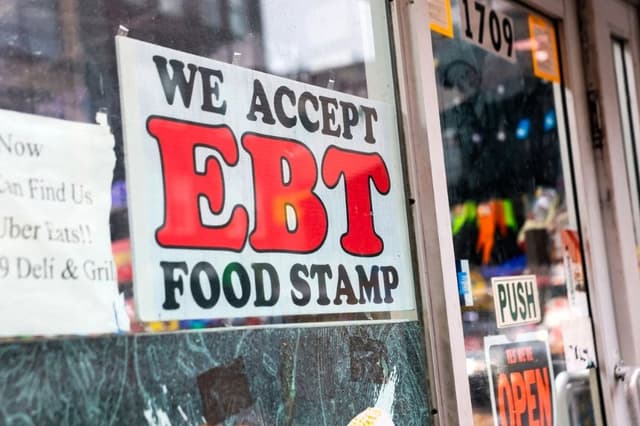 Un cartel en la ventana de una tienda de alimentos en el barrio de Flatbush, en el distrito de Brooklyn de la ciudad de Nueva York, el 30 de octubre de 2025. (Michael M. Santiago/Getty Images)