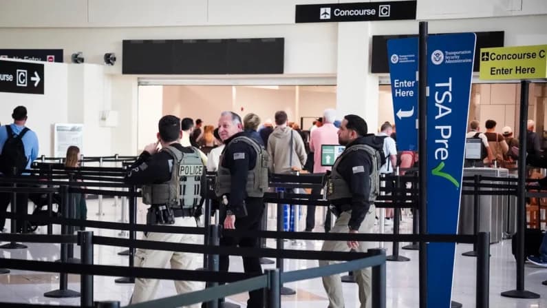 ICE prestará asistencia en aeropuertos hasta que estén al 100 %: Zar de la frontera