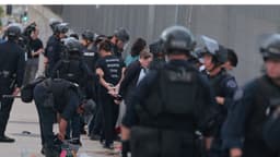 Policía de LA detiene a decenas después de que manifestación "No Kings" se convirtiera en disturbios