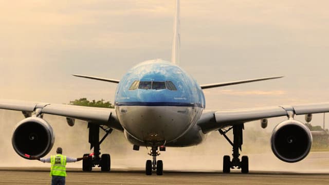 Avión aterriza de emergencia en San Pablo tras explosión de motor