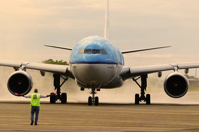 Se observa un avión Airbus A330-200 de KLM en el Aeropuerto Internacional Pinto Martins a su llegada a Fortaleza, en el estado de Ceará, Brasil, el 3 de mayo de 2018. (Fabio LIMA / AFP vía Getty Images)