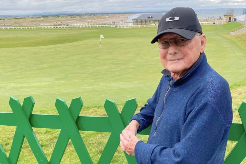 Esta imagen sin fecha, facilitada por la familia Tolkan, muestra al actor James Tolkan. (Familia Tolkan a través de AP).