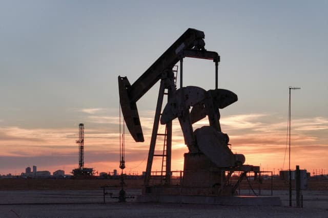 Una bomba de extracción y una plataforma de perforación al sur de Midland, Texas, el 11 de junio de 2025. (Eli Hartman/Reuters).