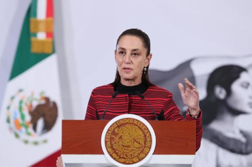 La presidenta de México, Claudia Sheinbaum , habla durante una rueda de prensa este lunes en Palacio Nacional de la Ciudad de México. (EFE//Mario Guzmán)
