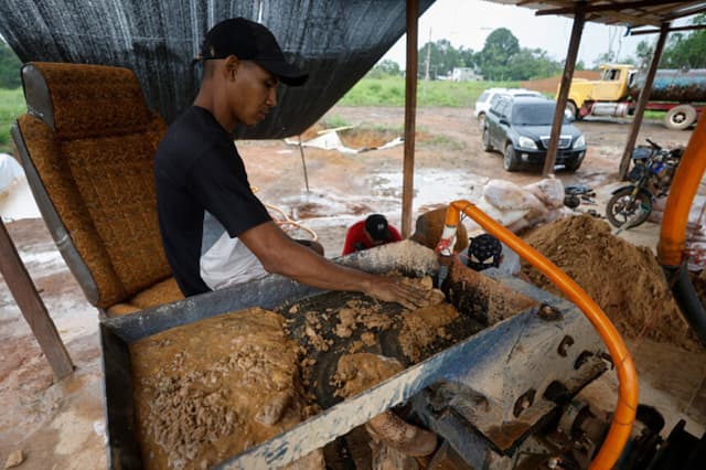 Foto Ilustrativa: Un hombre trabaja en una mina de oro artesanal en la localidad de El Dorado, en el estado de Bolívar (Venezuela), el 25 de mayo de 2025. (PEDRO MATTEY/AFP vía Getty Images).