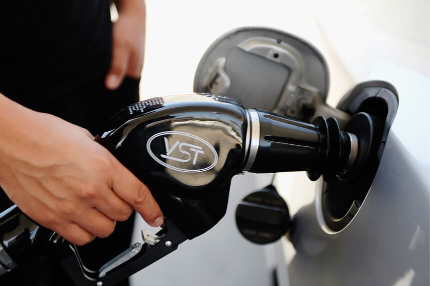 Un hombre repostaba gasolina en una gasolinera 76 el 16 de julio de 2013 en Los Ángeles, California. (Kevork Djansezian/Getty Images)