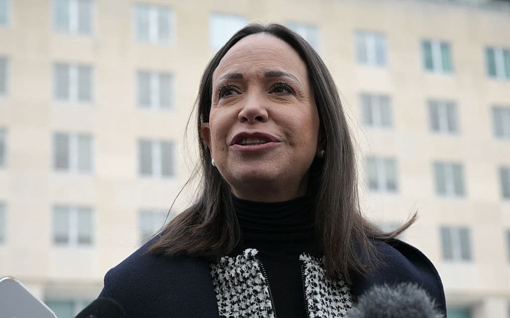 La líder de la oposición venezolana, María Corina Machado, habla con la prensa en el Departamento de Estado de EE. UU. en Washington, D. C., el 28 de enero de 2026. (Oliver Contreras / AFP vía Getty Images)