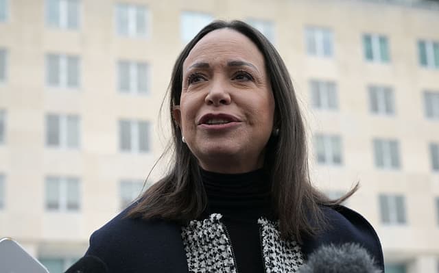 La líder de la oposición venezolana, María Corina Machado, habla con la prensa en el Departamento de Estado de EE. UU. en Washington, D. C., el 28 de enero de 2026. (Oliver Contreras / AFP vía Getty Images)