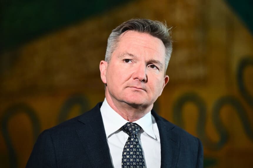 El ministro federal de Energía, Chris Bowen, habla con los medios de comunicación durante una rueda de prensa celebrada en el Parlamento de Canberra, Australia, el 30 de junio de 2025. (Imagen de AAP/Lukas Coch).