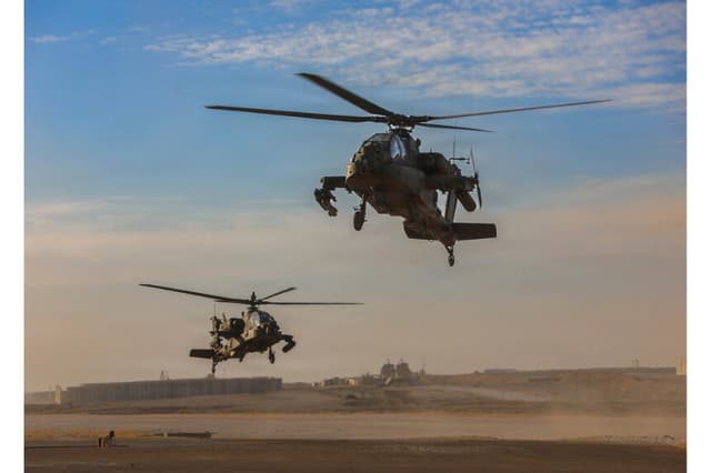 Dos helicópteros de ataque AH-64 Apache realizan operaciones de vuelo en EE.UU. Área de responsabilidad del Comando Central el 3 de noviembre de 2025. Estados Unidos (Foto del ejército por Spc. Doniel Kennedy, vía DVIDS)