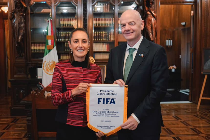 Fotografía cedida este lunes por la Presidencia de México, de la mandataria Claudia Sheinbaum (d) y el presidente de la FIFA Gianni Infantino, al término de una reunión en Palacio Nacional en Ciudad de México (EFE/Presidencia de México)