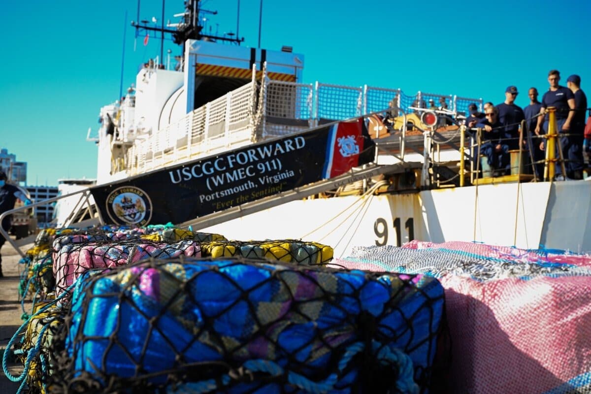 La tripulación del USCGC Forward descarga drogas ilegales por valor de más de 49.3 millones de dólares en Port Everglades, Florida, el 19 de marzo de 2026. (Marinero Christopher Moret/Guardia Costera de EE. UU.)