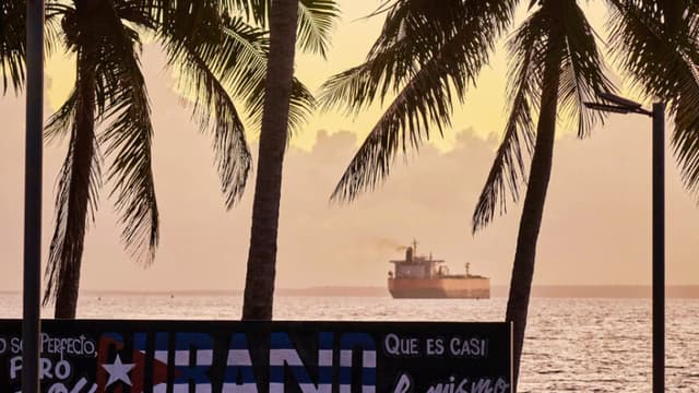 Petrolero ruso con 100 mil toneladas de crudo arriba a Matanzas, Cuba