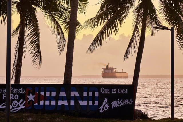 Fotografía del buque petrolero ruso Anatoli Kolodkin este 31 de marzo de 2026, en la bahía de Matanzas, Cuba. (EFE/STR)