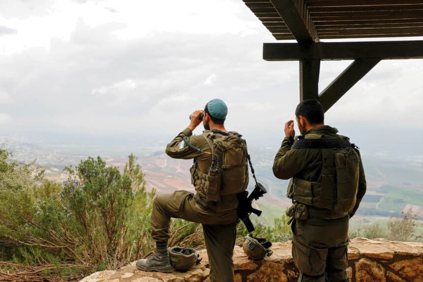Soldados israelíes toman posiciones a lo largo de la frontera entre Israel y el Líbano el 7 de marzo de 2026. (Jalaa Marey/AFP vía Getty Images).