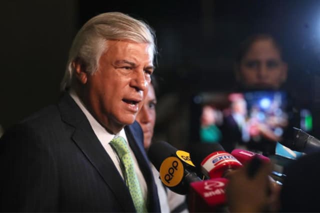 El candidato a la Presidencia Perú por el partido Frente de la Esperanza 2021, Fernando Olivera, habla con periodistas a su llegada al debate presidencial en Lima, Perú. (EFE/ Paolo Aguilar)