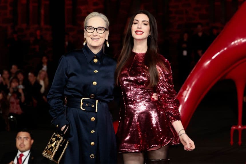 Las actrices estadounidenses Meryl Streep (Izq.) y Anne Hathaway participan en una pasarela este lunes en el Museo Anahuacalli, en la Ciudad de México, México. Streep y Hathaway deslumbraron en una pasarela en Ciudad de México, la primera de seis metrópolis que visitarán en diferentes partes del mundo, para presentar el estreno de la segunda parte de 'The Devil Wears Prada' ("El diablo viste a la moda"). (EFE/José Méndez)