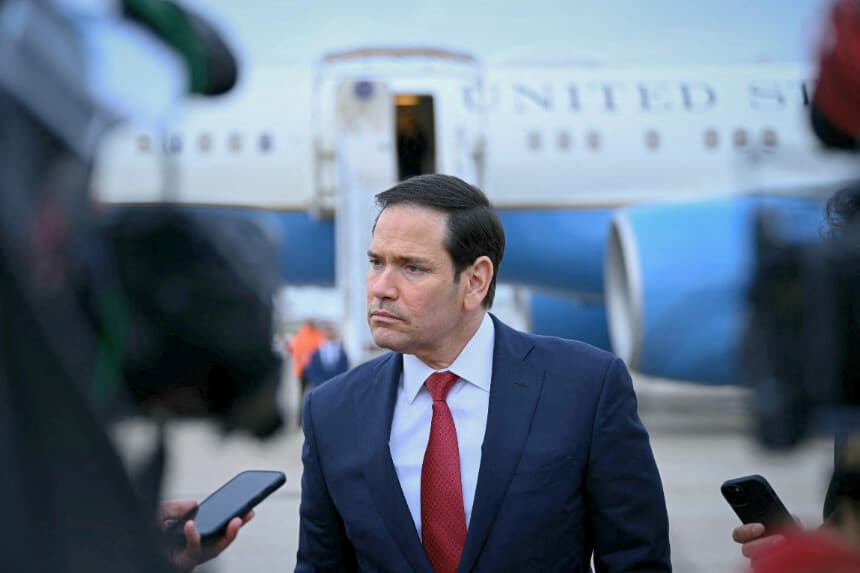 El secretario de Estado de EE. UU., Marco Rubio, observa mientras habla con la prensa tras una reunión de ministros de Asuntos Exteriores del G7 con países socios, antes de su partida desde el aeropuerto de Le Bourget, en las afueras de París, el 27 de marzo de 2026. (Foto de Brendan SMIALOWSKI / POOL / AFP vía Getty Images).
