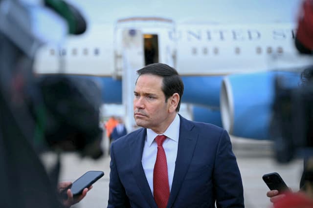 El secretario de Estado de EE. UU., Marco Rubio, observa mientras habla con la prensa tras una reunión de ministros de Asuntos Exteriores del G7 con países socios, antes de su partida desde el aeropuerto de Le Bourget, en las afueras de París, el 27 de marzo de 2026. (Foto de Brendan SMIALOWSKI / POOL / AFP vía Getty Images).