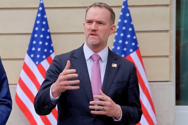 El representante comercial de EE. UU., Jamieson Greer, se dirige a los periodistas durante una rueda de prensa junto al secretario del Tesoro de EE. UU., Scott Bessent (fuera de imagen), tras una nueva ronda de conversaciones comerciales con funcionarios chinos en la sede de la OCDE en París, el 16 de marzo de 2026. (Ludovic Marin/AFP vía Getty Images).